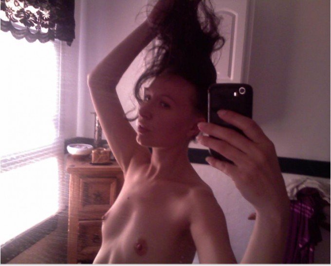 Пошлые селфи в зеркале от эмо-девушек 6 фото Пошлые селфи в зеркале от эмо-девушек 6 фото