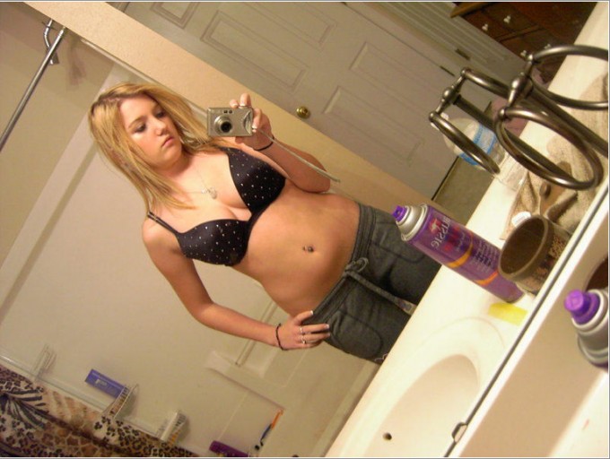 Пошлые селфи в зеркале от эмо-девушек 8 фото Пошлые селфи в зеркале от эмо-девушек 8 фото