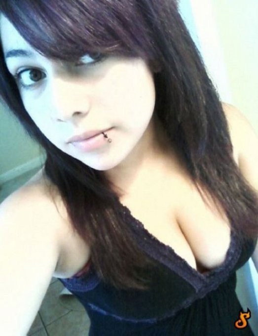 Пошлые селфи в зеркале от эмо-девушек 10 фото Пошлые селфи в зеркале от эмо-девушек 10 фото