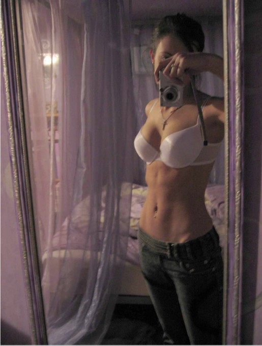 Пошлые селфи в зеркале от эмо-девушек 12 фото Пошлые селфи в зеркале от эмо-девушек 12 фото