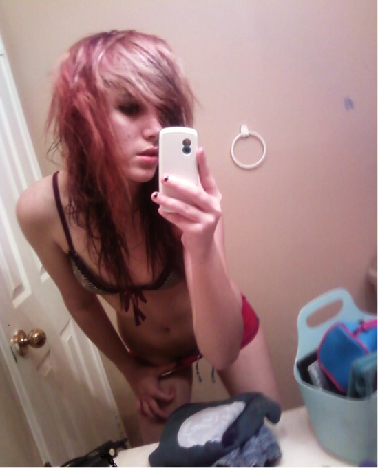 Пошлые селфи в зеркале от эмо-девушек 13 фото Пошлые селфи в зеркале от эмо-девушек 13 фото