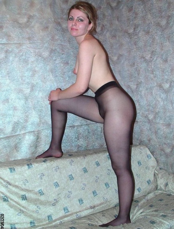 Голая и очаровательная баба в колготках 3 фото Голая и очаровательная баба в колготках 3 фото