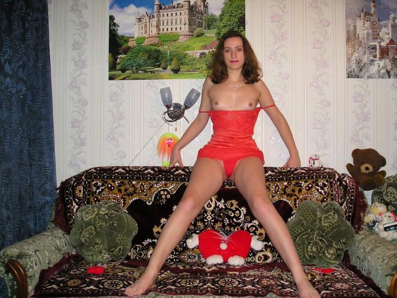 Обнаженная деваха валяется на удобном диване 2 фото Обнаженная деваха валяется на удобном диване 2 фото