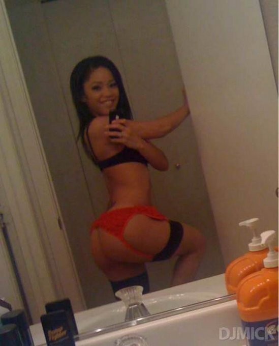 Голые девушки делают селфи в ванной 6 фото Голые девушки делают селфи в ванной 6 фото