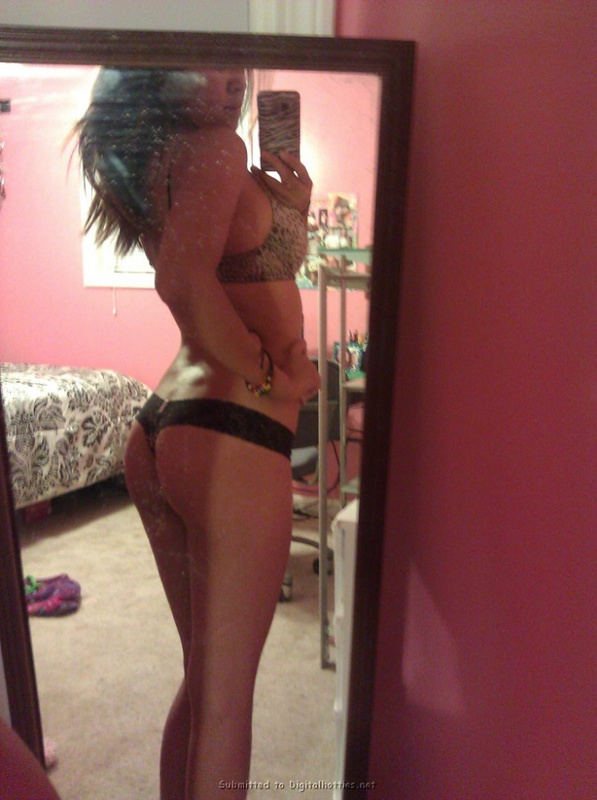 Обворожительная Азиатка раздевается для Вас 2 фото Обворожительная Азиатка раздевается для Вас 2 фото