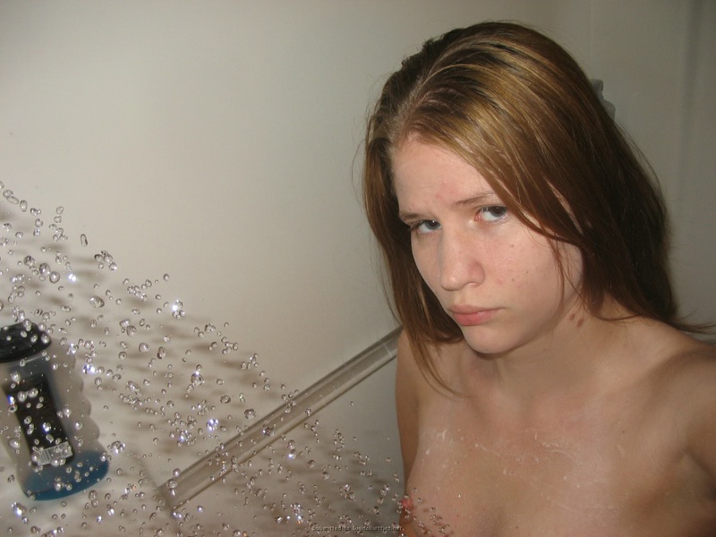 Сует мокрые пальчики во влажную вагину 8 фото Сует мокрые пальчики во влажную вагину 8 фото