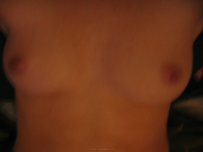 Сует мокрые пальчики во влажную вагину 27 фото Сует мокрые пальчики во влажную вагину 27 фото