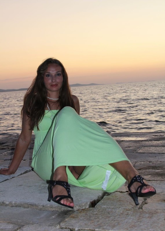 Стройная брюнетка раскрывает вагину на диване 3 фото Стройная брюнетка раскрывает вагину на диване 3 фото