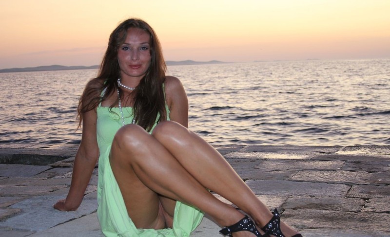 Стройная брюнетка раскрывает вагину на диване 9 фото Стройная брюнетка раскрывает вагину на диване 9 фото