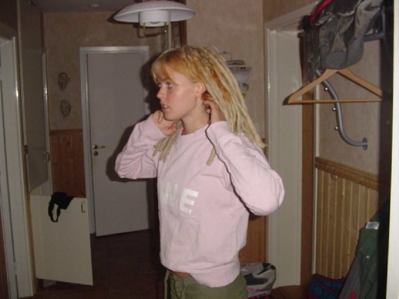 Кучерявая блондинка хочет стать популярной через раздевание 4 фото Кучерявая блондинка хочет стать популярной через раздевание 4 фото