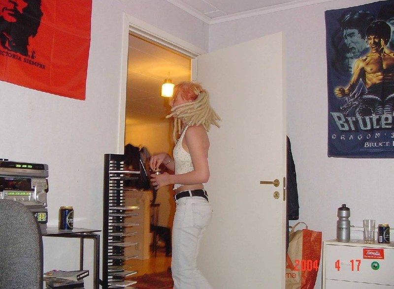 Кучерявая блондинка хочет стать популярной через раздевание 2 фото Кучерявая блондинка хочет стать популярной через раздевание 2 фото