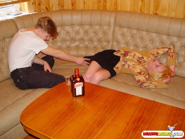 Парень напоил и оттрахал зрелую уборщицу 5 фото Парень напоил и оттрахал зрелую уборщицу 5 фото