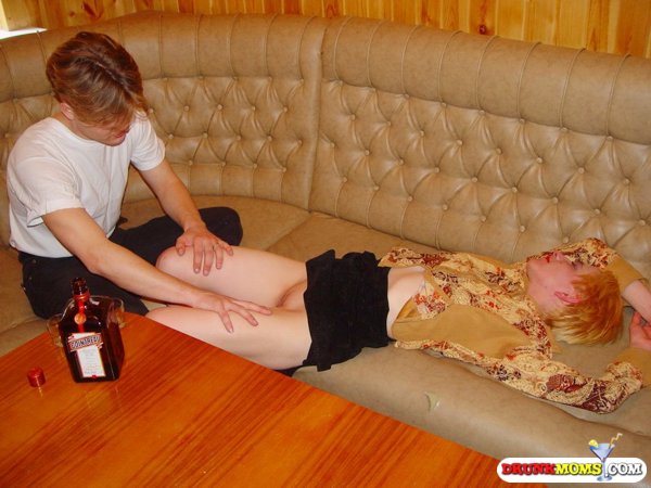 Парень напоил и оттрахал зрелую уборщицу 8 фото Парень напоил и оттрахал зрелую уборщицу 8 фото