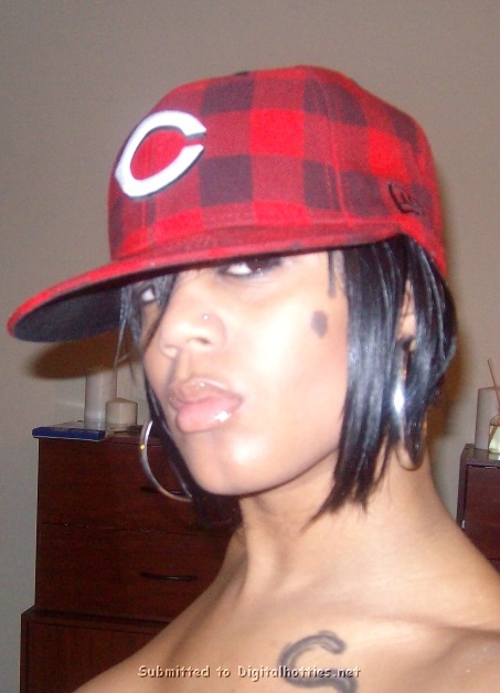 Мулатка выпендривается перед камерой 7 фото Мулатка выпендривается перед камерой 7 фото