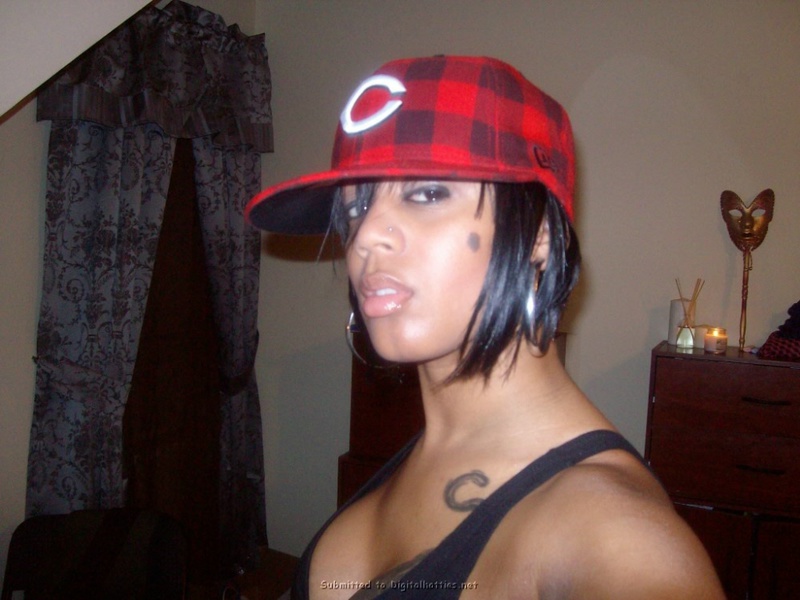 Мулатка выпендривается перед камерой 15 фото Мулатка выпендривается перед камерой 15 фото