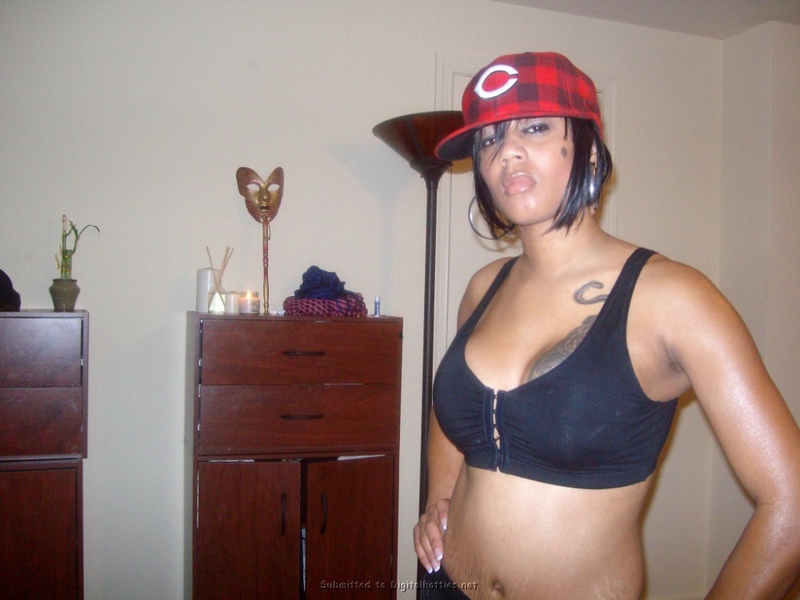 Мулатка выпендривается перед камерой 14 фото Мулатка выпендривается перед камерой 14 фото