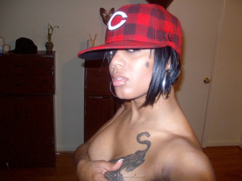 Мулатка выпендривается перед камерой 10 фото Мулатка выпендривается перед камерой 10 фото