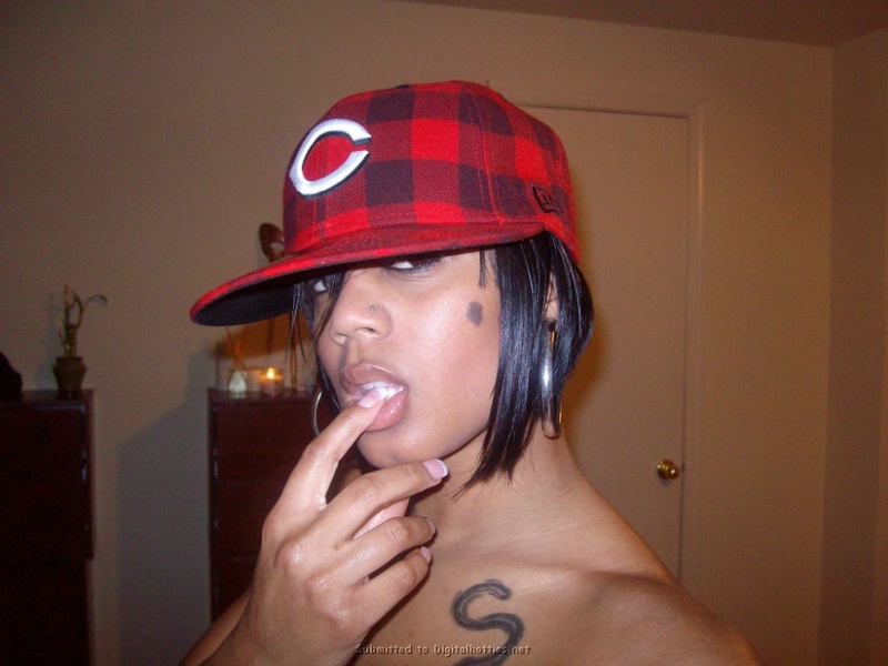 Мулатка выпендривается перед камерой 9 фото Мулатка выпендривается перед камерой 9 фото