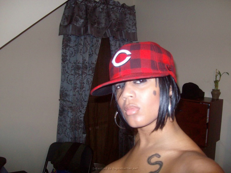 Мулатка выпендривается перед камерой 8 фото Мулатка выпендривается перед камерой 8 фото