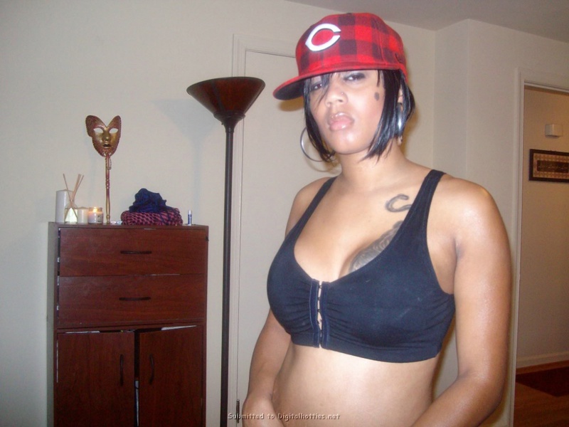 Мулатка выпендривается перед камерой 13 фото Мулатка выпендривается перед камерой 13 фото