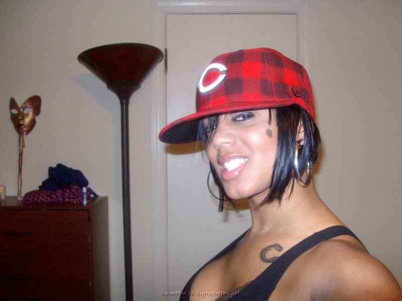 Мулатка выпендривается перед камерой 16 фото Мулатка выпендривается перед камерой 16 фото