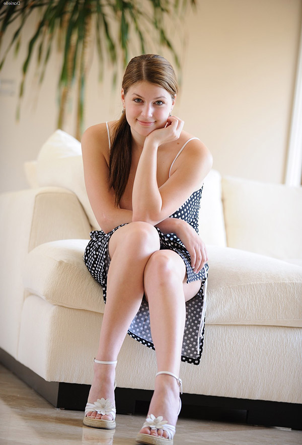 Сиськастая дама показывает свою красоту 2 фото Сиськастая дама показывает свою красоту 2 фото