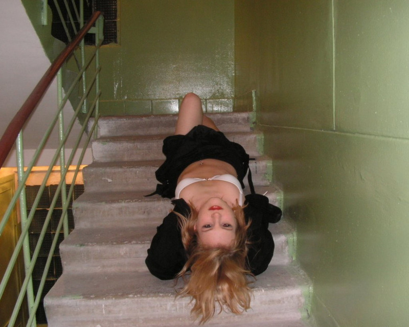 Принимает душ и позирует в комнате 2 фото Принимает душ и позирует в комнате 2 фото