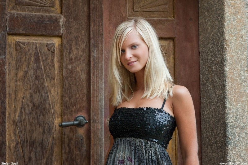 Манит к себе аппетитной попкой 1 фото Манит к себе аппетитной попкой 1 фото