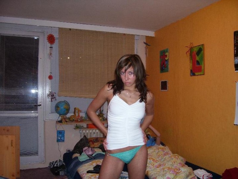 Молодуха с силиконовыми грудями раздевается дома 10 фото Молодуха с силиконовыми грудями раздевается дома 10 фото