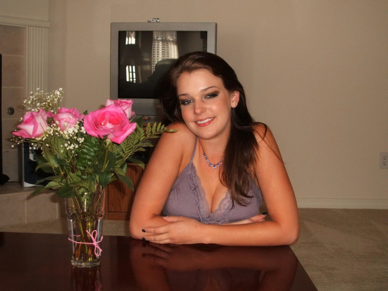 Наглая брюнетка делает минет любовнику и много позирует 2 фото Наглая брюнетка делает минет любовнику и много позирует 2 фото