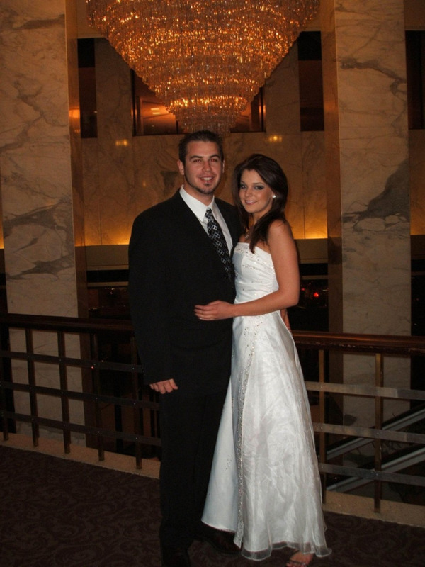 Наглая брюнетка делает минет любовнику и много позирует 1 фото Наглая брюнетка делает минет любовнику и много позирует 1 фото