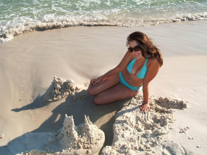 Наглая брюнетка делает минет любовнику и много позирует 3 фото Наглая брюнетка делает минет любовнику и много позирует 3 фото