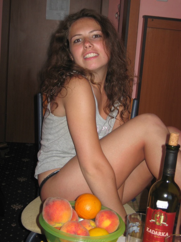 18-летняя туристка загорает в бикини и раздевается в отеле 6 фото 18-летняя туристка загорает в бикини и раздевается в отеле 6 фото