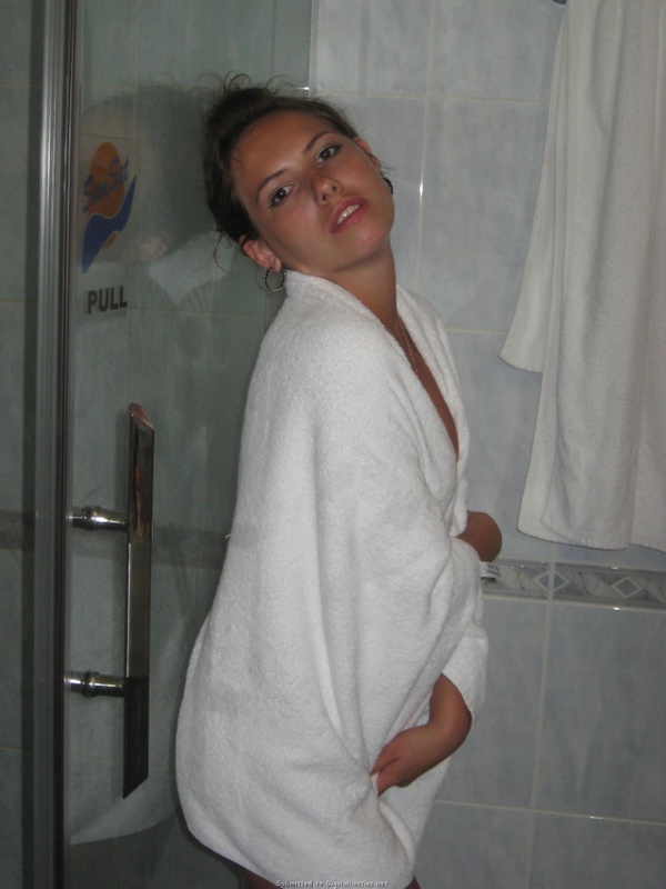 18-летняя туристка загорает в бикини и раздевается в отеле 17 фото 18-летняя туристка загорает в бикини и раздевается в отеле 17 фото