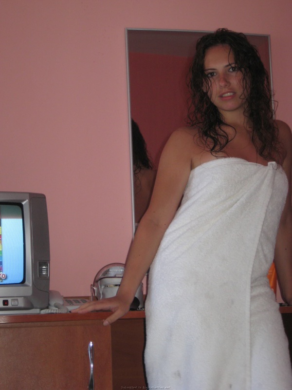 18-летняя туристка загорает в бикини и раздевается в отеле 12 фото 18-летняя туристка загорает в бикини и раздевается в отеле 12 фото