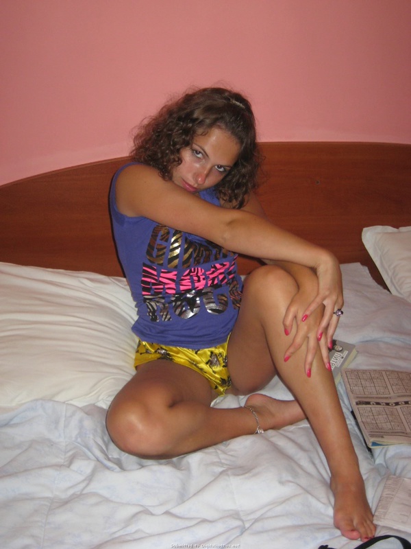 18-летняя туристка загорает в бикини и раздевается в отеле 25 фото 18-летняя туристка загорает в бикини и раздевается в отеле 25 фото