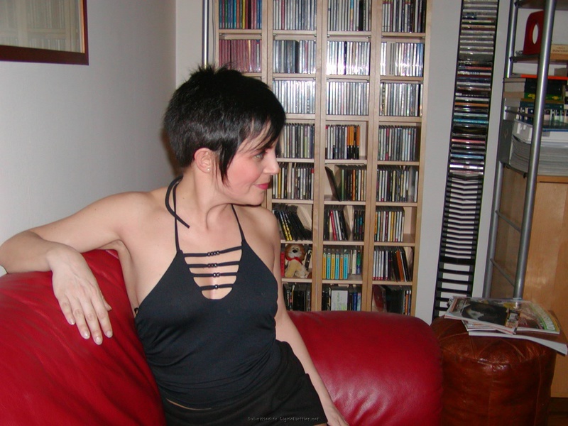 Мамка раскинула ножки для показа себя 4 фото Мамка раскинула ножки для показа себя 4 фото