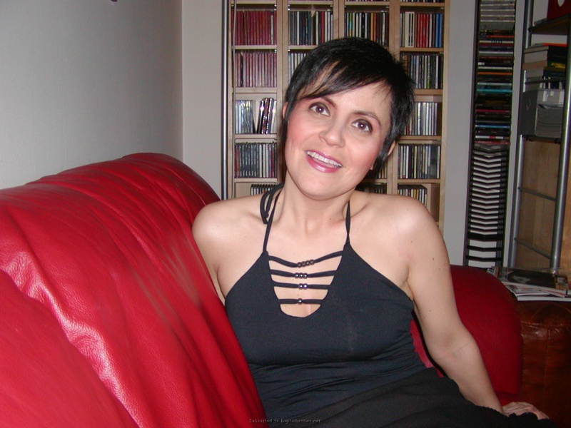 Мамка раскинула ножки для показа себя 2 фото Мамка раскинула ножки для показа себя 2 фото