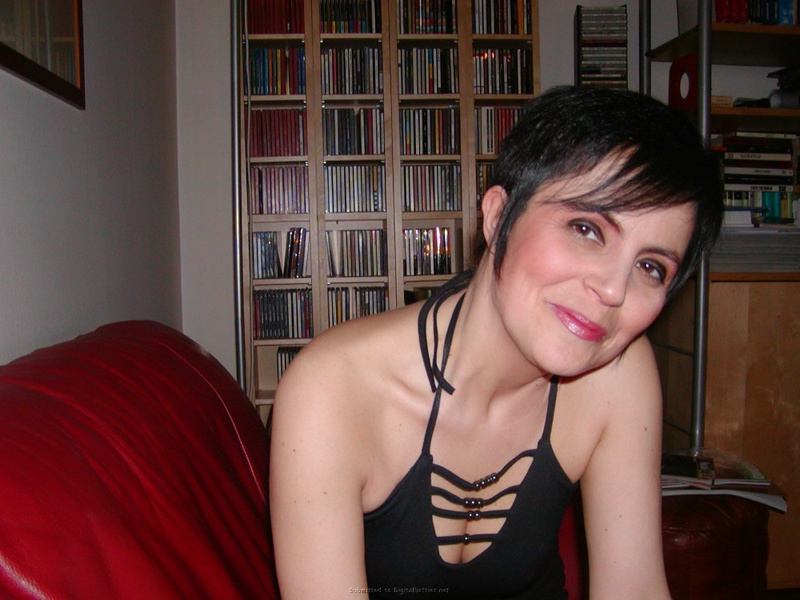 Мамка раскинула ножки для показа себя 3 фото Мамка раскинула ножки для показа себя 3 фото