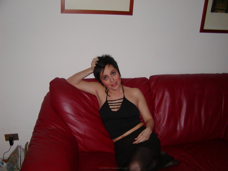 Мамка раскинула ножки для показа себя 8 фото Мамка раскинула ножки для показа себя 8 фото