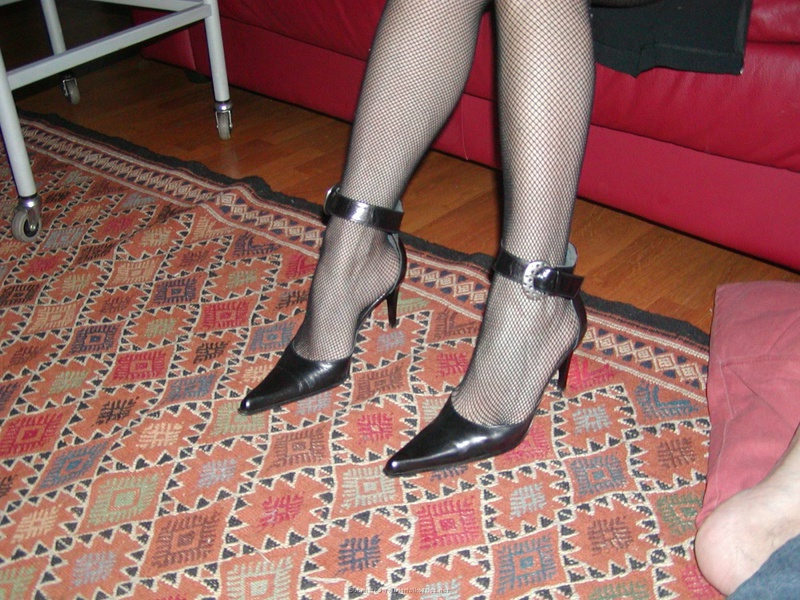 Мамка раскинула ножки для показа себя 18 фото Мамка раскинула ножки для показа себя 18 фото