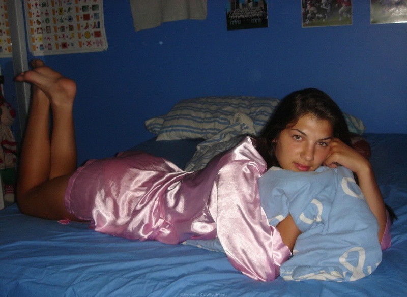 Молоденькая брюнетка переодевается у себя в спальне 3 фото Молоденькая брюнетка переодевается у себя в спальне 3 фото