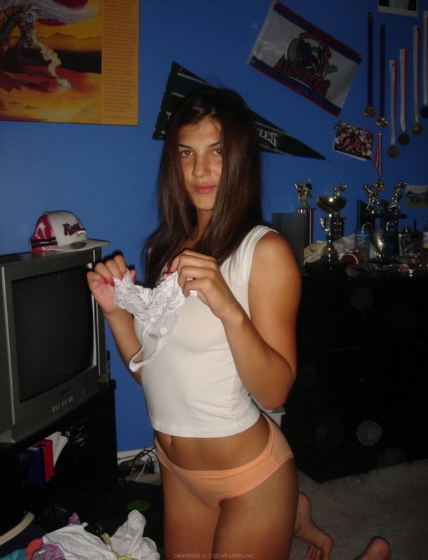 Молоденькая брюнетка переодевается у себя в спальне 12 фото Молоденькая брюнетка переодевается у себя в спальне 12 фото