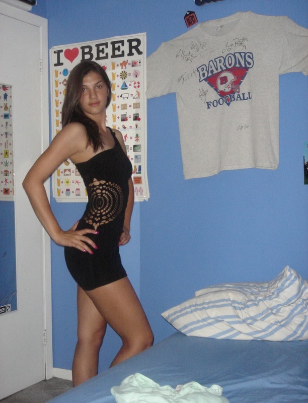 Молоденькая брюнетка переодевается у себя в спальне 6 фото Молоденькая брюнетка переодевается у себя в спальне 6 фото