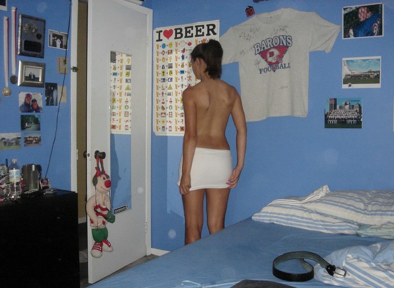 Молоденькая брюнетка переодевается у себя в спальне 16 фото Молоденькая брюнетка переодевается у себя в спальне 16 фото