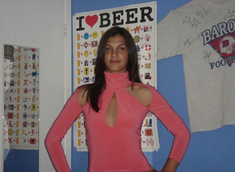 Молоденькая брюнетка переодевается у себя в спальне 7 фото Молоденькая брюнетка переодевается у себя в спальне 7 фото