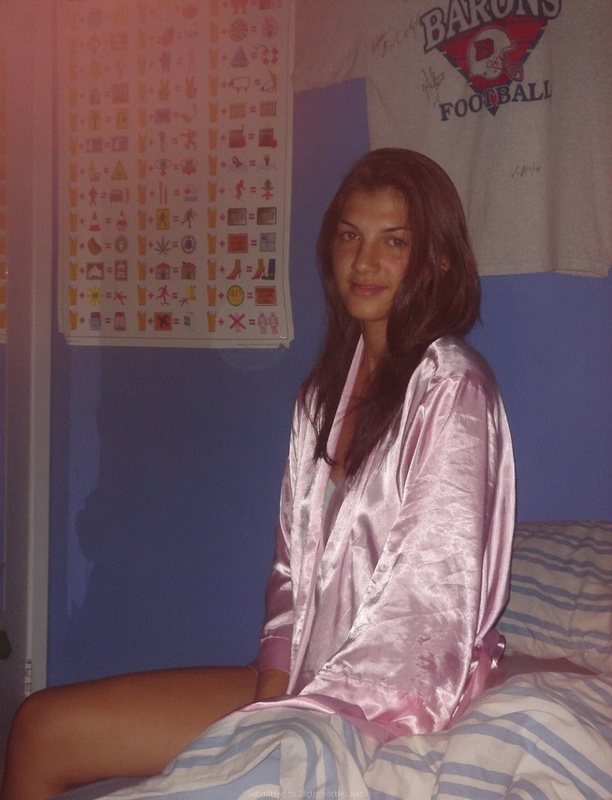 Молоденькая брюнетка переодевается у себя в спальне 2 фото Молоденькая брюнетка переодевается у себя в спальне 2 фото