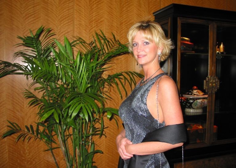 Обольстительная дама раздевается догола в комнате 3 фото Обольстительная дама раздевается догола в комнате 3 фото