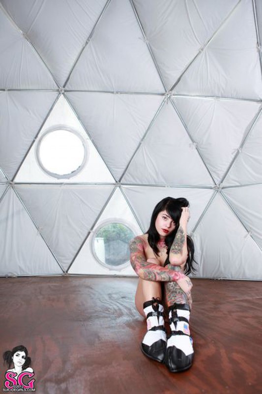 Великолепная татуированная брюнетка показала себя 4 фото Великолепная татуированная брюнетка показала себя 4 фото