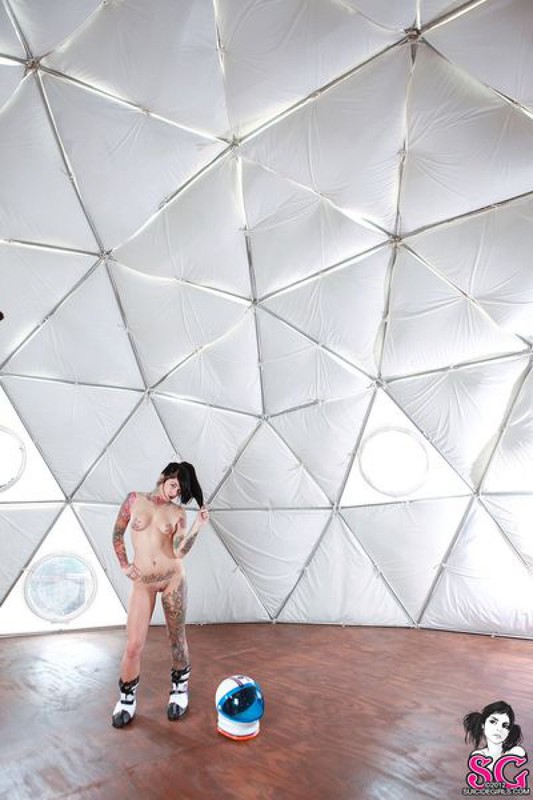 Великолепная татуированная брюнетка показала себя 9 фото Великолепная татуированная брюнетка показала себя 9 фото